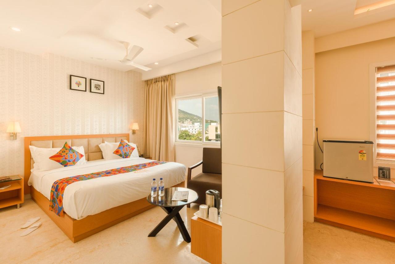 KVR Capitol Suites Vijayawāda Exterior foto