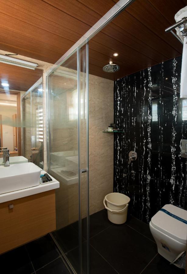 KVR Capitol Suites Vijayawāda Exterior foto